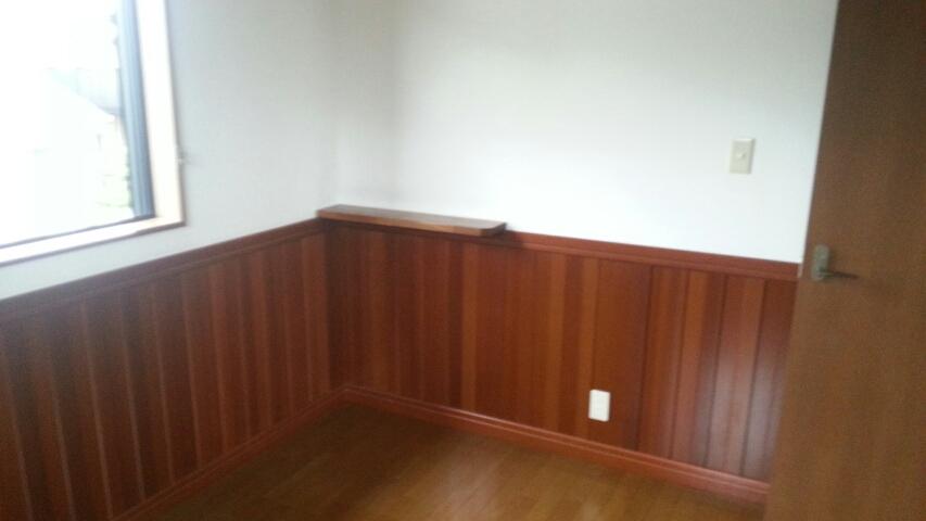 Other introspection. The main bedroom is a luxurious affixed wooden waist wall.