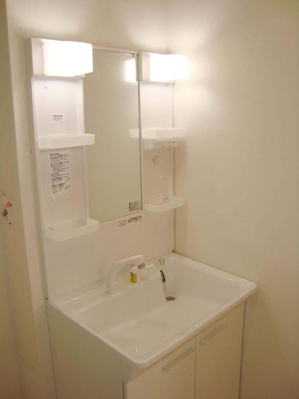 Wash basin, toilet. Building 2