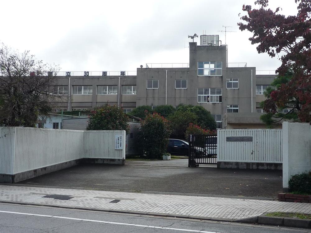 Primary school. 610m until the new Kido elementary school