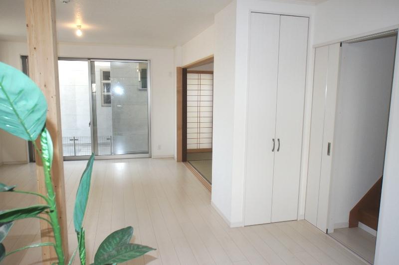 Living. Indoor (11 May 2013) Shooting LDK18.25 Pledge, Living-in stairs, With door. There is also a storage.