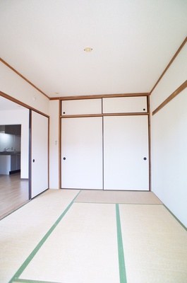 Living and room. Room 2 (Japanese-style room 6 quires)