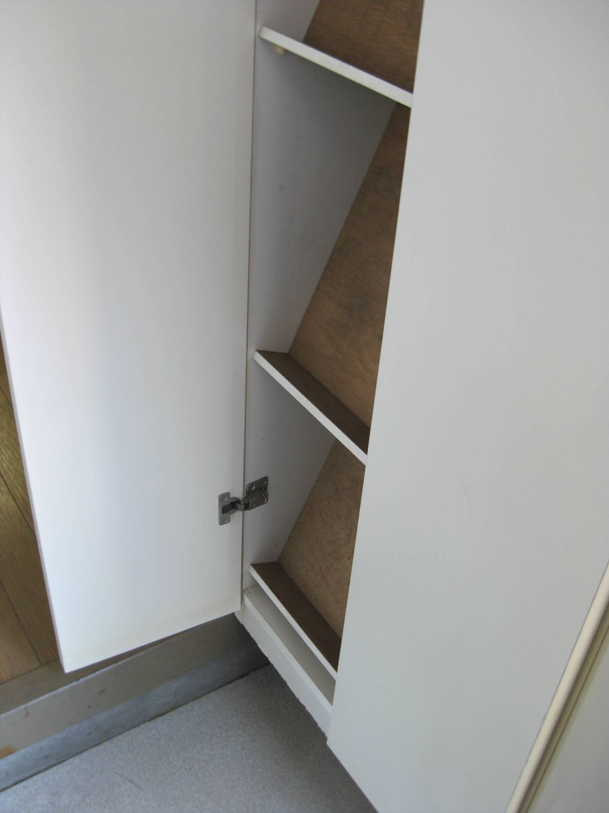 Receipt. Entrance storage space can accommodate up to 5 pairs of shoes