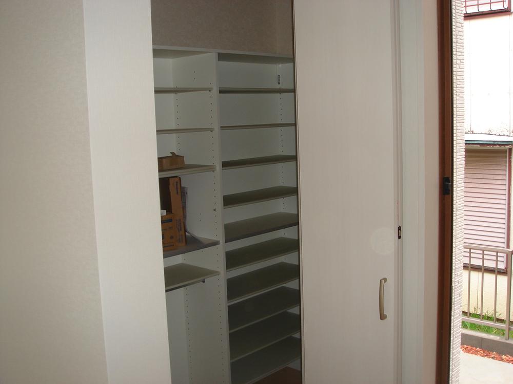 Receipt. Large storage space of the door next to