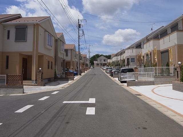 Local photos, including front road. A quiet residential area