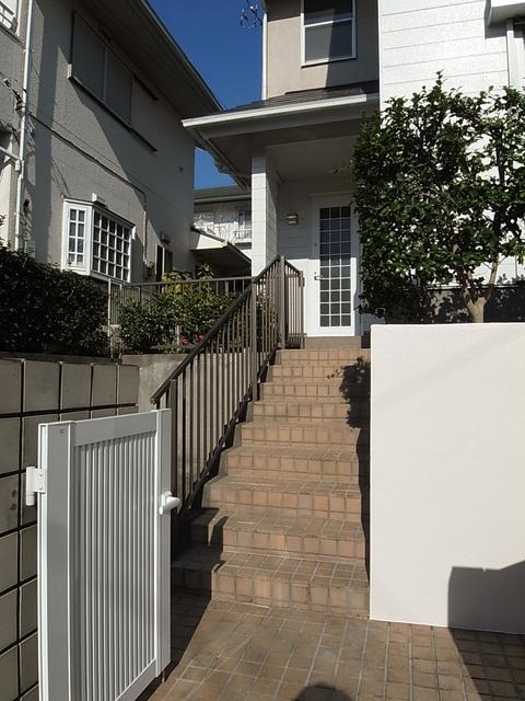Entrance. It is the entrance of gentle stairs