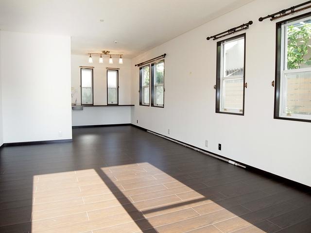 Living. Per 2013 December interior renovation completed, You can not hesitate to preview