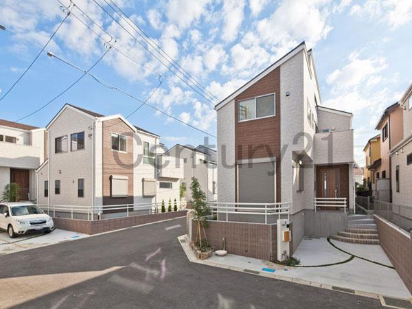 Local photos, including front road. Overall