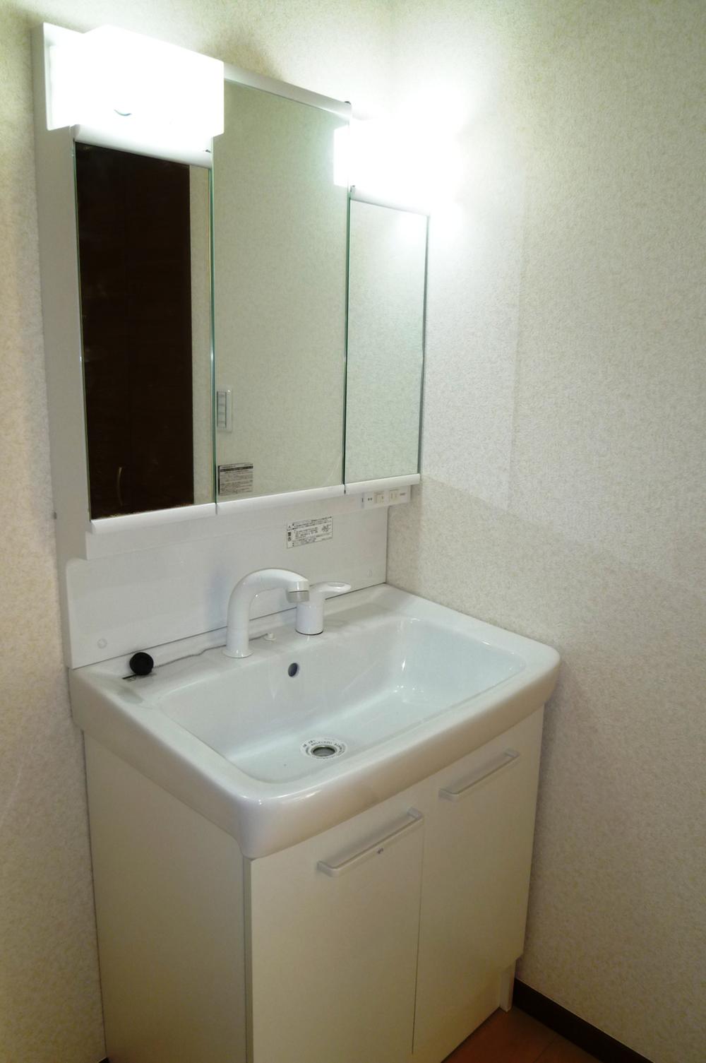 Wash basin, toilet. Indoor (11 May 2013) Shooting