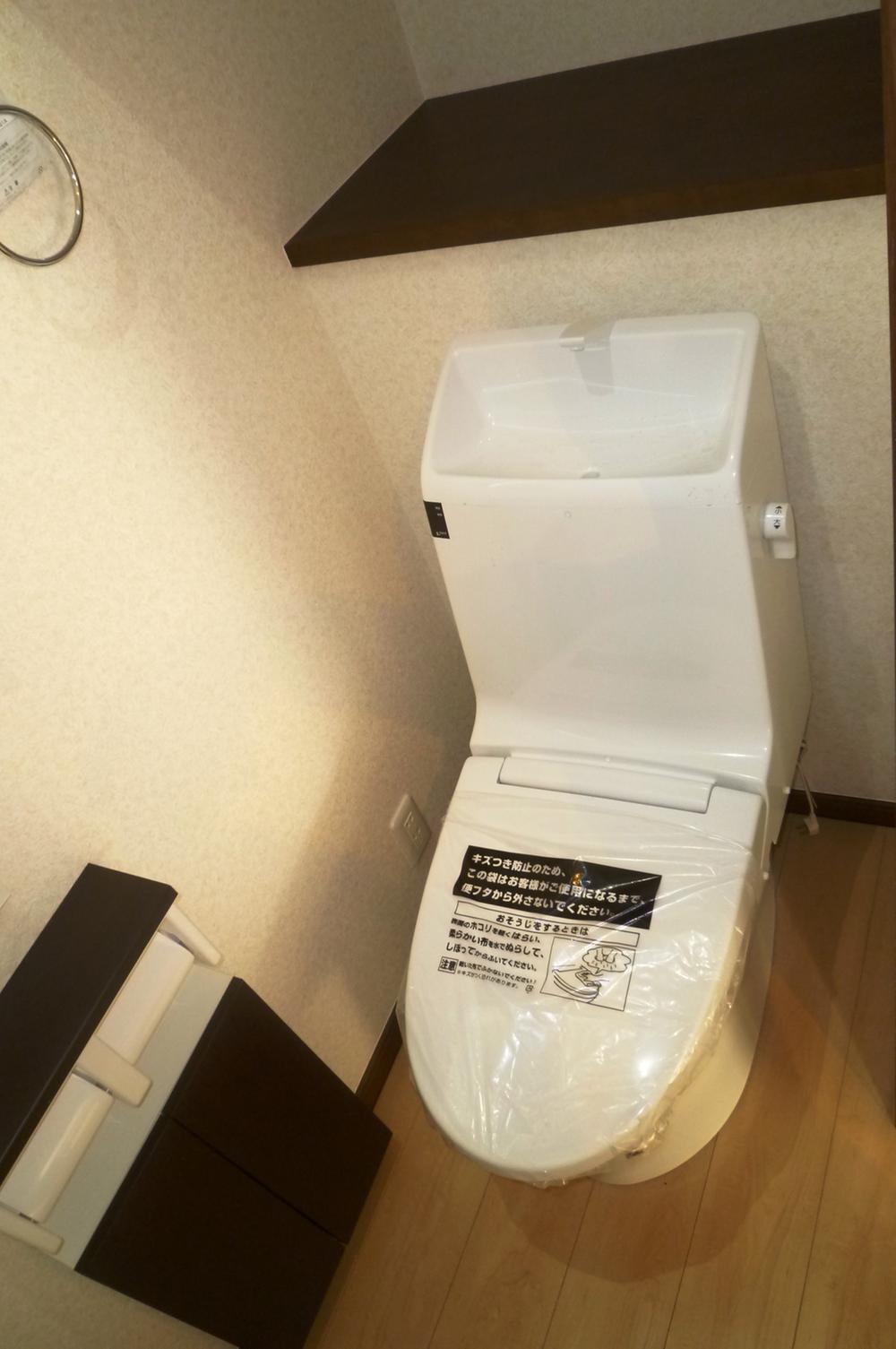 Toilet. First floor toilet (November 2013) Shooting