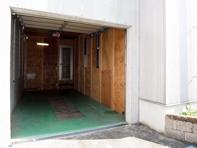 Parking lot. Built-in garage with a pit that leads to the indoor