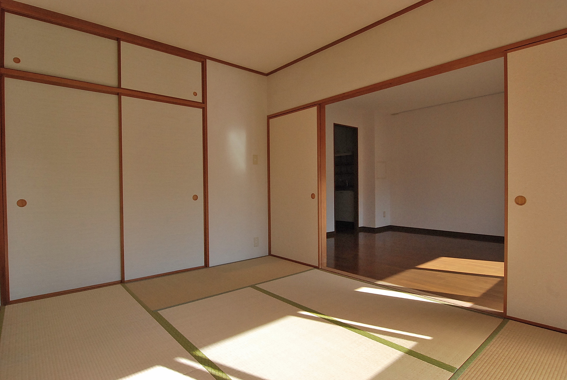 Other room space. Japanese-style room 6 quires It comes with a storage space of the wall-to-wall. 