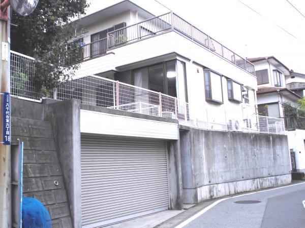 Local appearance photo. Underground garage with a shutter, Large vehicles, Enter spacious two.