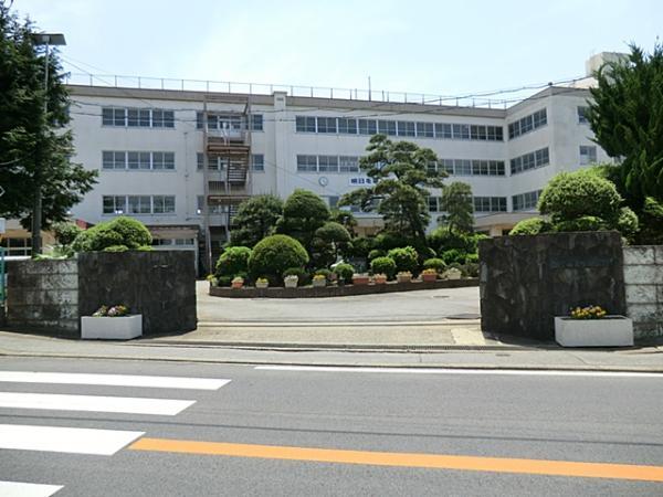 Junior high school. Yachiyo 10-minute walk from the 800m junior high school until junior high school