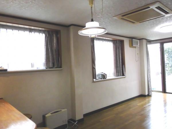 Living. Living room with large bay window, Air-conditioned type of embedded in the ceiling