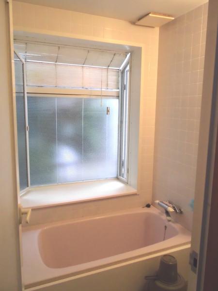 Bathroom. Since the blind is in the inside of the window glass, Opening and closing Easy, Care Ease