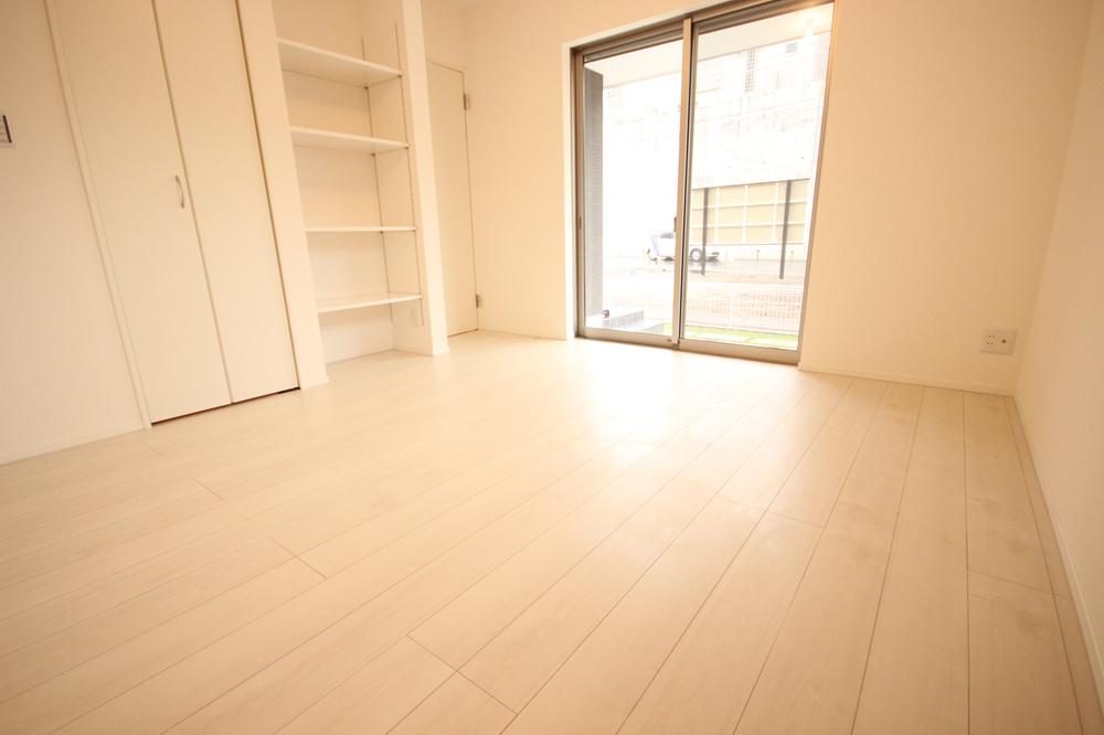 Non-living room. Walk-in closet with a Western-style (7 Pledge)