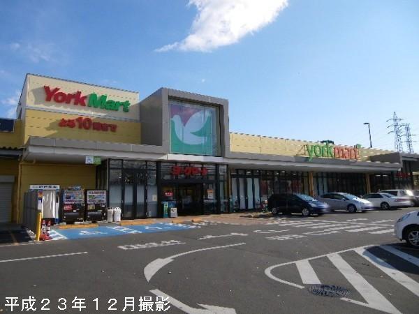 Supermarket. York Mart until Yachiyodai shop 550m