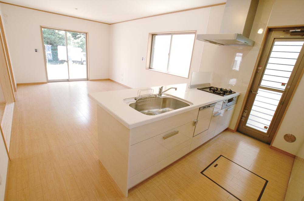 Living. The living floor heating we have with the standard. Since the ceiling height is 2.5m, There is a feeling of opening.