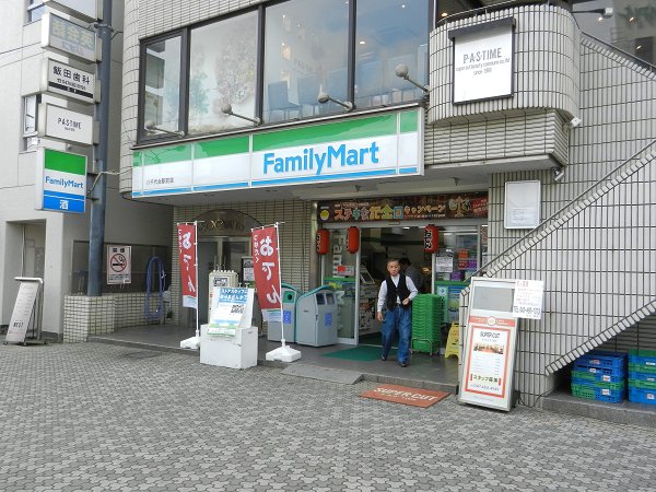 Convenience store. 2550m to Family Mart (convenience store)