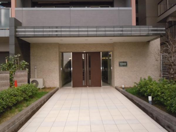 Entrance. Feeling of luxury entrance