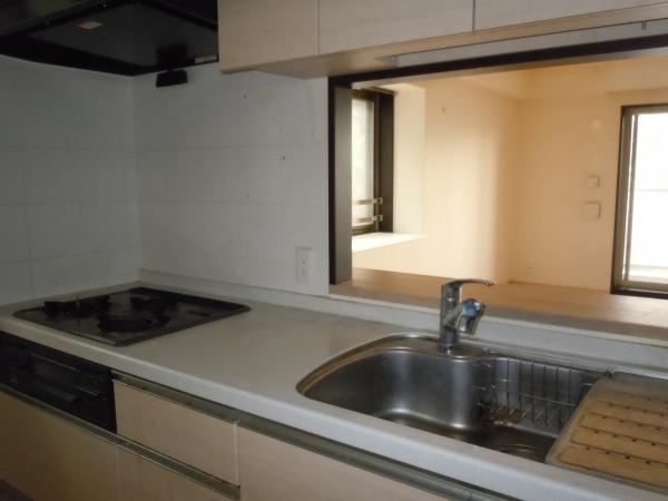 Kitchen. Worry face-to-face kitchen person with small children