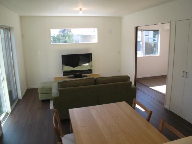 Living. Easy-to-use vertical type in color living room of calm of space relaxation family gathering. You can use cleaner because storage is plenty. Local (11 May 2013) Shooting