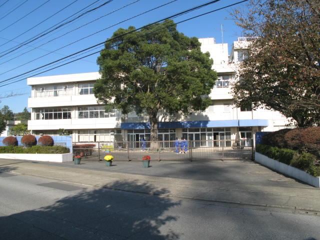 Junior high school. Yachiyo to Municipal Murakami Junior High School 763m