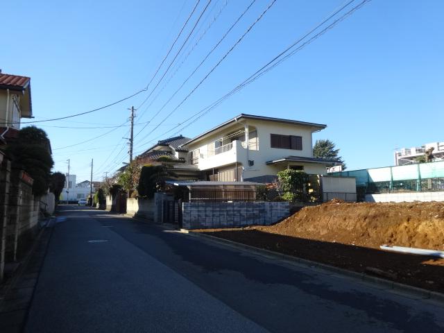 Local photos, including front road. Front road public roads clear of width 6m (12 May 2013) Shooting