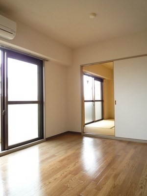 Living and room. It can be used widely by opening the partition of Western and Japanese-style.