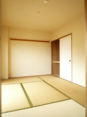 Living and room. It Japanese-style room can also be used as a playground for children.