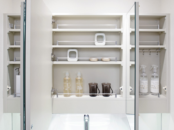 Bathing-wash room.  [Three-sided mirror back storage] In order to show a wider wash room, The storage space was provided on the back side of the three-sided mirror. You can be accommodated, such as cosmetics and wash small and clean together.