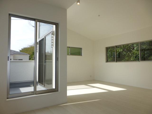 Living. Local (10 May 2013) Shooting 6 Building