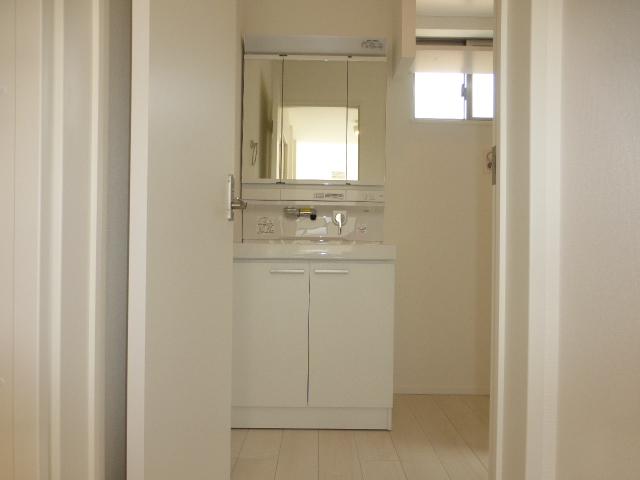 Wash basin, toilet. Local (10 May 2013) Shooting 6 Building