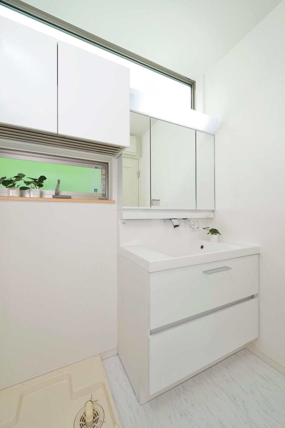 Wash basin, toilet.  ■ Washroom <model building> (September 2013) Shooting