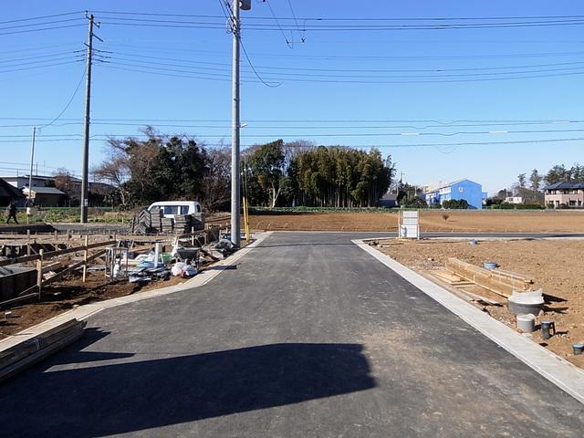 Local photos, including front road. Per subdivision within, Living environment favorable