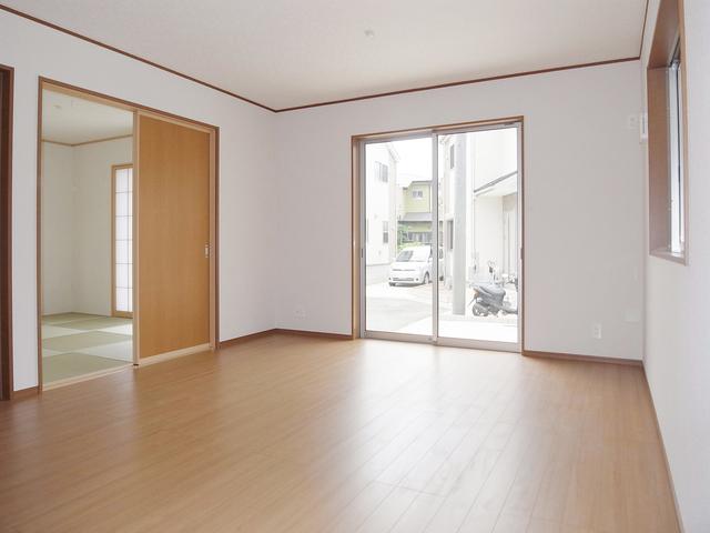 Same specifications photos (living). Interior construction cases