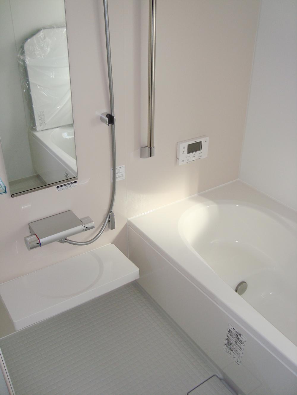 Bathroom. Bathroom spacious 1 pyeong size. The whole family in the firm energy saving in the bathtub of thermos effect that would enjoy the bath time