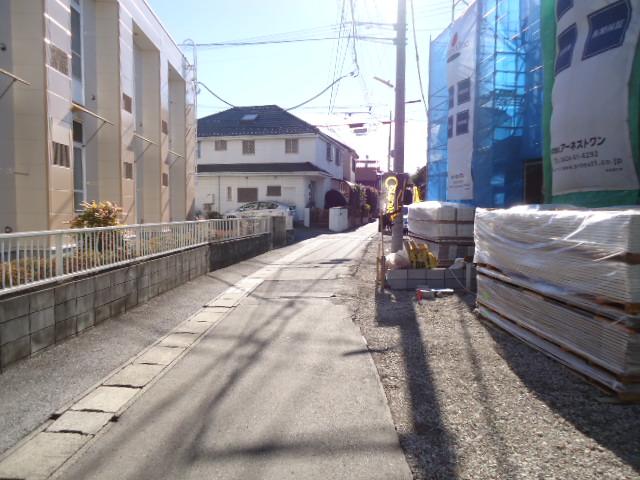 Local photos, including front road. Front road (December 2013) Shooting