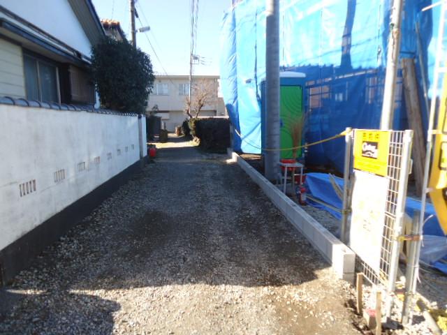 Local photos, including front road. Front road (December 2013) Shooting