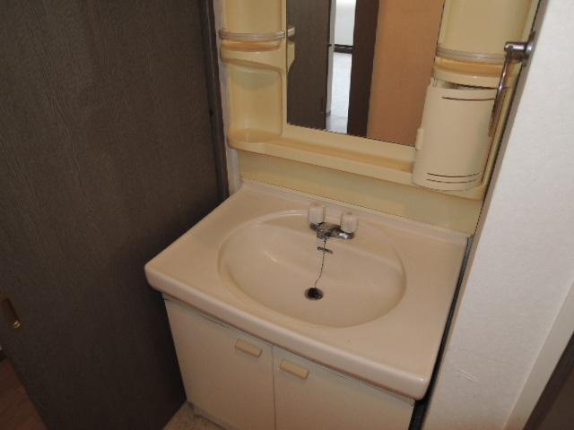 Washroom. Independent wash basin is also standard equipment