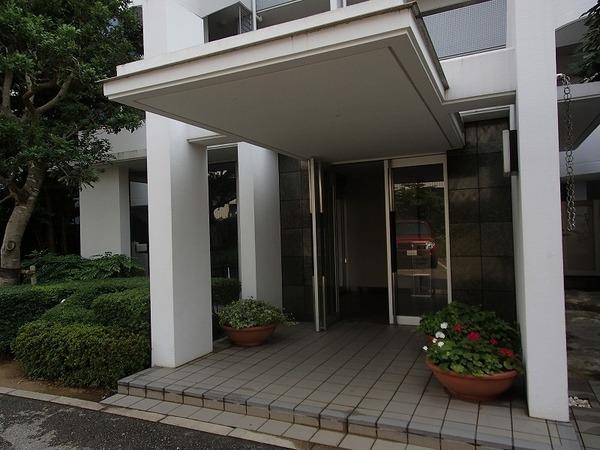 Entrance. Local (12 May 2013) Shooting