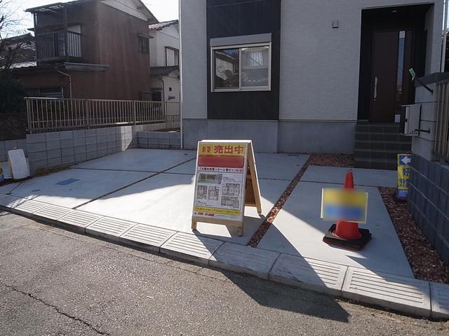 Parking lot. Parking 2 units can be