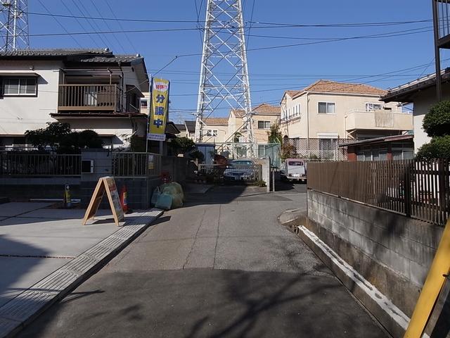 Local photos, including front road. Yachiyodai Station walk 13 minutes