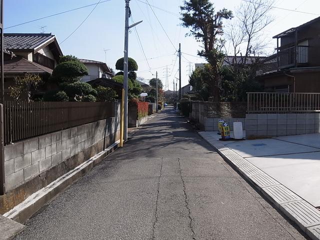Local photos, including front road. It is a quiet residential area