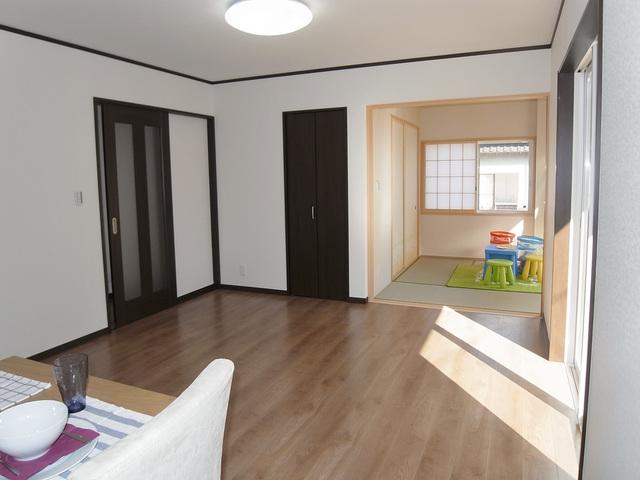 Living. Wide living room about 16 pledge to spread to south