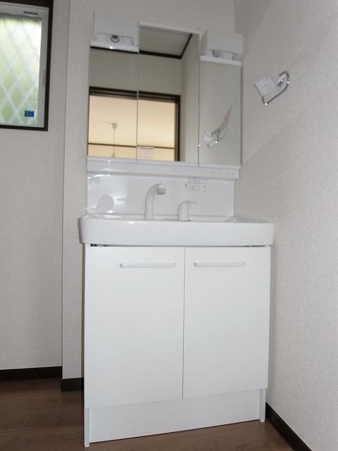 Wash basin, toilet. Three-sided mirror type of shampoo dresser