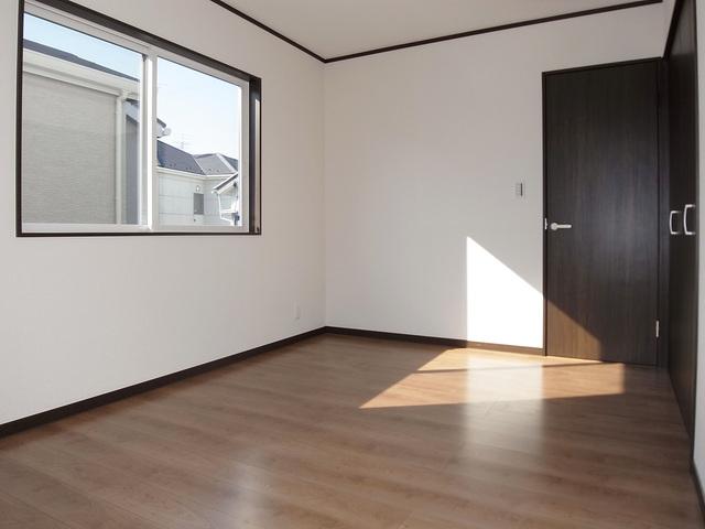 Non-living room. The main bedroom is located about 7.5 Pledge