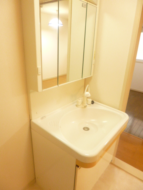 Washroom. Easy also ready in the morning with a large washbasin