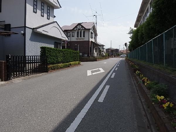 Local photos, including front road. 3 chamber floor heating equipped