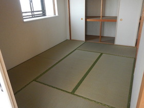 Living and room. Bright Japanese-style room per corner room.